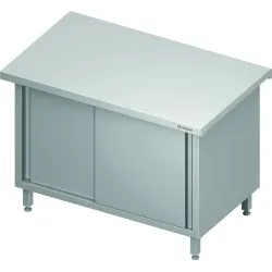 Le comptoir est neutre, fermé par 2 portes coulissantes 900