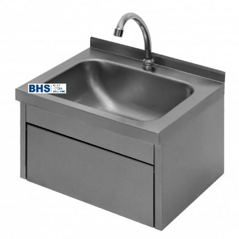 Évier en acier inoxydable avec robinet moderne