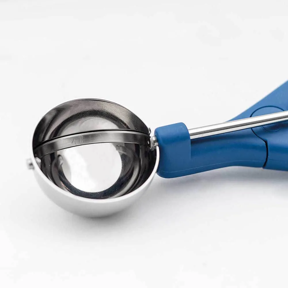 Eleganta tērauda saldējuma kausiņa ar plastmasas rokturi